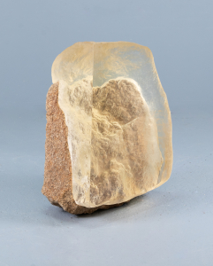 Vladimir Zbynovsky (1964), uniek glaskunstobject, ontworpen en uitgevoerd, optisch gesmolten glas, uitgevoerd in de cire perdue techniek en los geplaatst op een brok graniet - vladimir Zbyňovský