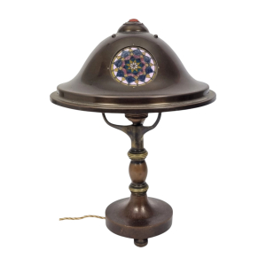Jan Eisenloeffel (1876-1957), bronzen bureaulamp, gepatineerd, met messing kap en drie venster-emaille medaillons. Bovenop de kap gemonteerd een geslepen siersteen, ca.1915 - Jan Eisenloeffel