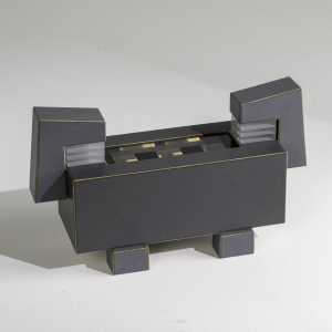 Wim Borst, (Gouda 1946), keramisch/perspex, sculptuur, 'Reliek van de rechtbank' 1996. - Wim Borst