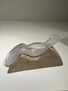 Mieke Pontier, (Naaldwijk 1945), twee-delig uniek object met glas en keramiek, 2004 - Mieke Pontier