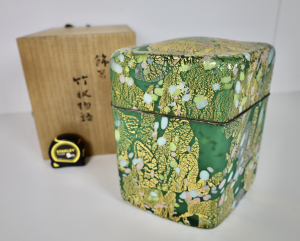 Kyohei Fujita (1921-2004), large, ornamented, lidded box, green glass with gold foils - Kyohei Fujita