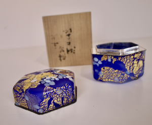 Kyohei Fulita (1921-2004), lidded box, blue glass ornamented with gold foils and a silver frame. - Kyohei Fujita