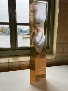 Aleš Vašíček (Praag 1947-2025), in de mal gesmolten en gepolijste amberkleurig glazen sculpture, ‘Prism of Two Colours’, 2006 - Aleš Vašíček