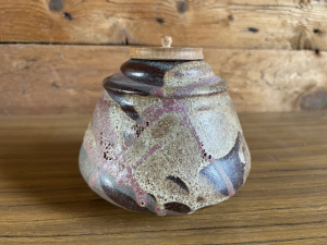 Sonja Landweer, ceramic pot with tie-dyed decor and wooden turned lid, in collaboration with Maria van Kesteren, 1981 - Sonja Landweer