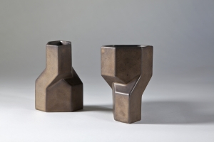 Jan van der Vaart, Tweetal brons geglazuurde vazen, multipels, ontwerp 1989 - Jan van der Vaart