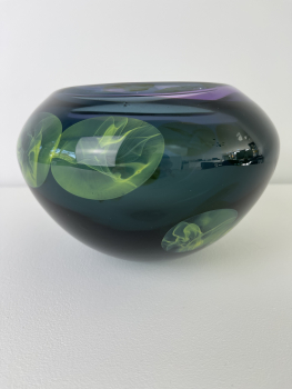Willem Heesen, unique purple-blue vase with yellow sea anemones and a clear glass overlay, Oude Horn, 1989, h 14 x diam 20 cm. - Willem Heesen H.