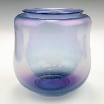 A.D. Copier (1901-1999) Leerdam glass vase, ca. 1930, Netherlands  An rare lavender coloured vase with a subtle lustre 'tin-craquelé' (iridescent) finish. - Andries Dirk (A.D.) Copier
