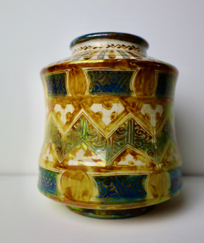 Porceleyne Fles, omstreeks 1910, albarello shape, New Delft Luster, by Leon Senf. - Aardewerkfabriek De Porceleyne Fles