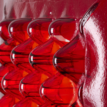 Louis la Rooy, object vrienden van het vd Togt museum 2002, rood glasobject in metalen staander. - Louis La Rooy