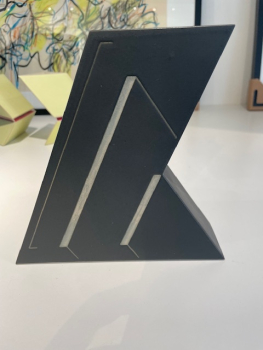 Wim Borst, keramisch sculptuur met witte ingelegde strepen in mat zwart glazuur met nummer 121 - Wim Borst