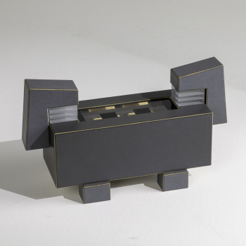 Wim Borst, (Gouda 1946), keramisch/perspex, sculptuur, 'Reliek van de rechtbank' 1996. - Wim Borst