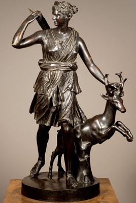 Een Frans gepatineerd bronzen sculptuur van Diana the Jager naar antiek voorbeeld, circa 1880