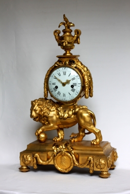 Lion - Louis XVI - Mantelclock - with the medallion of Louis XVI in the foot