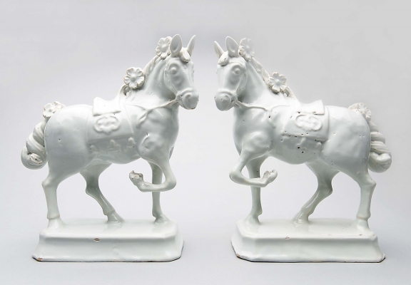 Een Paar Wit Delftse Figuren van Paarden