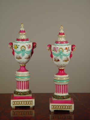 Een paar meerkleurige porseleinen urnen 'à double usage', ca 1850.