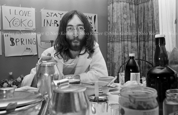 John Lennon & Yoko Ono - PEACE - Room 902 Hilton #14