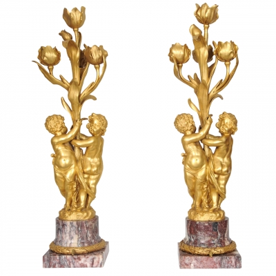 Een paar grote verguld bronzen figuratieve lampen toegeschreven aan E.F. Caldwell, circa 1900.