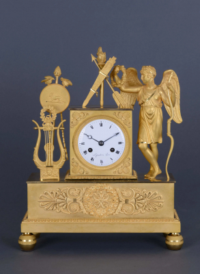Een Franse vuurvergulde bronzen pendule Le Paute à Paris