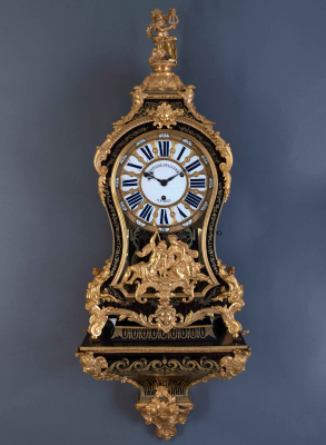 Een grote Franse Lodewijk XV Boulle console klok met kwartierslagwerk ‘Antoine Pelletier à Paris’