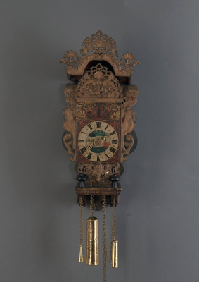 Een zeldzame Friese stoelklok z.g. meiden of knechtenklokje, omstreeks 1770