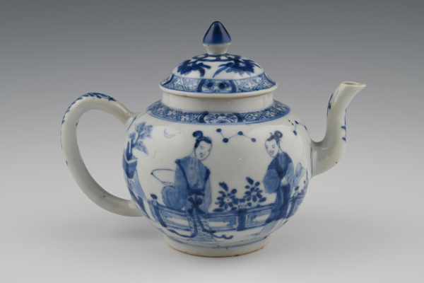 A Chinese porcelain teapot