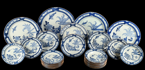 A set of thirty Chinese porcelain plates