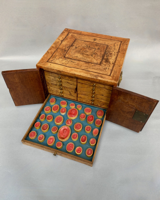 RESERVED Grand Tour verzamelaarskabinet in keranji hout waarin een uitgebreide collectie intaglio afdrukken in rode zwavelpasta