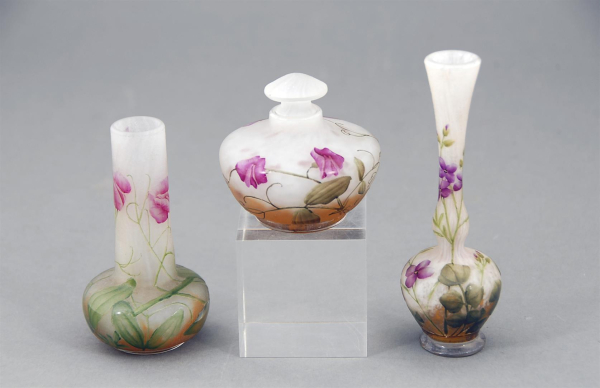 An Early 20th Century French Art Nouveau Cameo glass set of three, by Daum Nancy decorated with elegant sweat peas. - La cristallerie Française Daum La cristallerie Française Daum