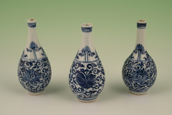 A set of three Chinese porcelain vases