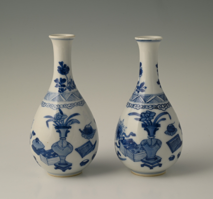 A pair of Chinese porcelain vases