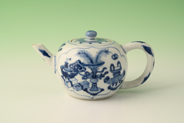 A KangXi blue and white porcelain teapot c.1700.