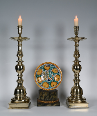 Een zeldzaam paar grote geelkoperen kandelaars met vierkante voet.