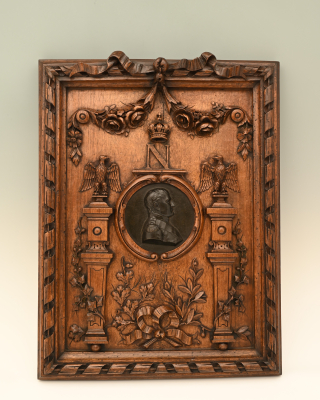 Een fraai gesneden houten lijst met in het midden een medaillon van Napoleon I