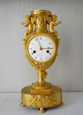 Directoire urn-klok, ode aan de liefde en muziek, uitzonderlijke gemodelleerd en geciseleerd  brons, Delecoeuillerie à Tournay. ca. 1795.