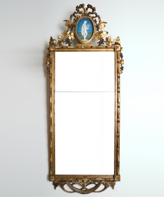 Een Rechthoekige Louis XVI Spiegel met Medaillon