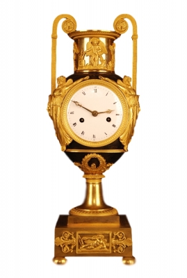 PV04 Vaseshape mantelclock with gilt and patina case