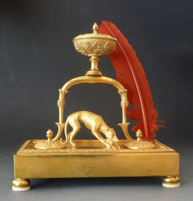 Frans bronzen bureau inktstel, jachthond met haas, Empire circa 1820. 