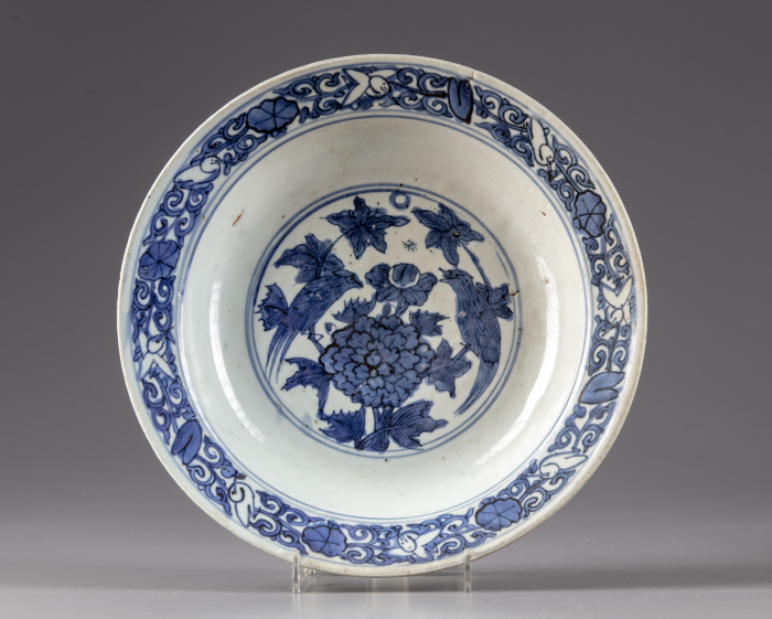 A CHINESE BLUE AND WHITE DISH, CHINA, MING DYNASTY (1368-1644) | OAA