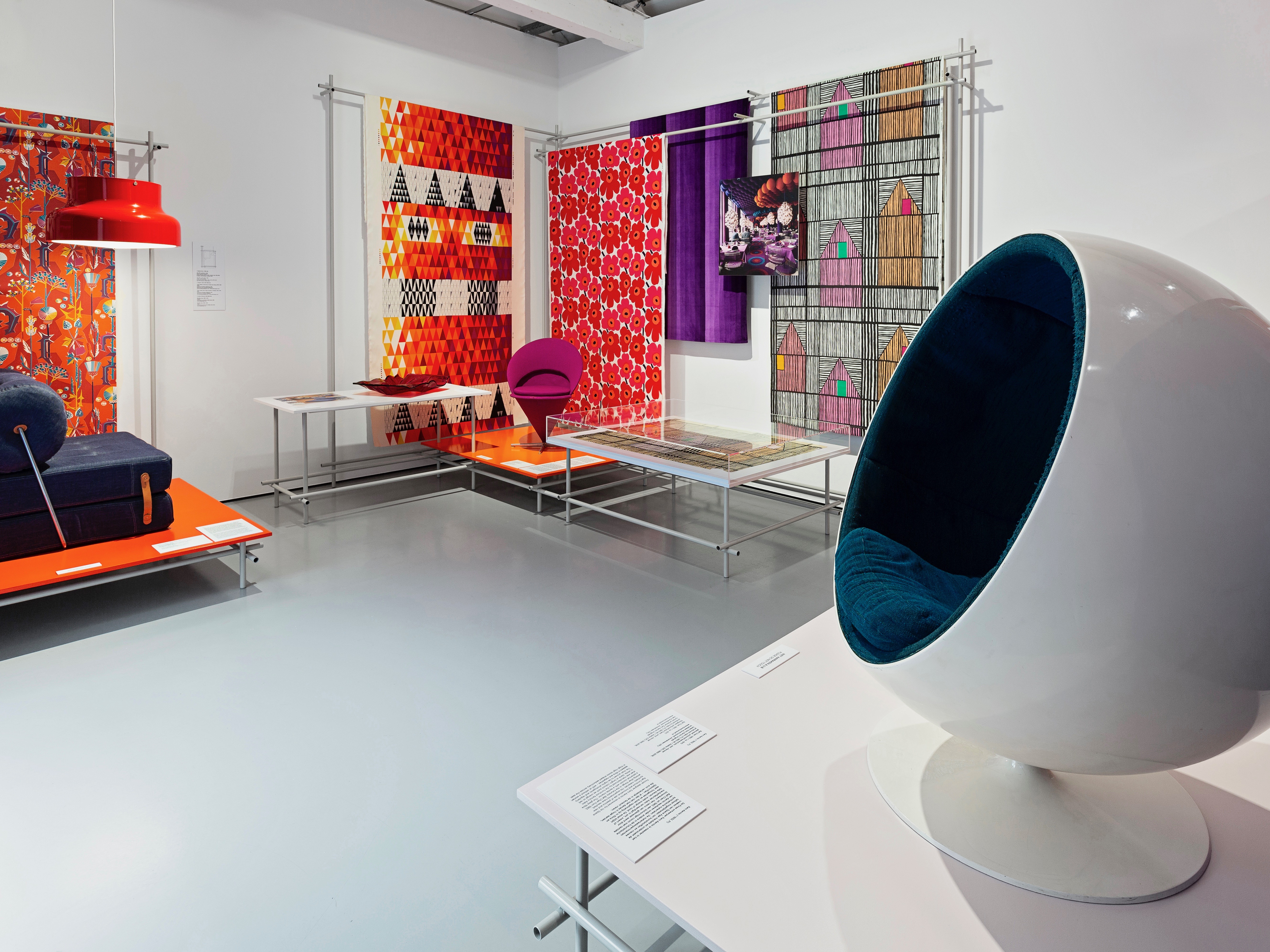 Kunstconsult leent iconische Space Age Ball Chair uit aan Textielmuseum